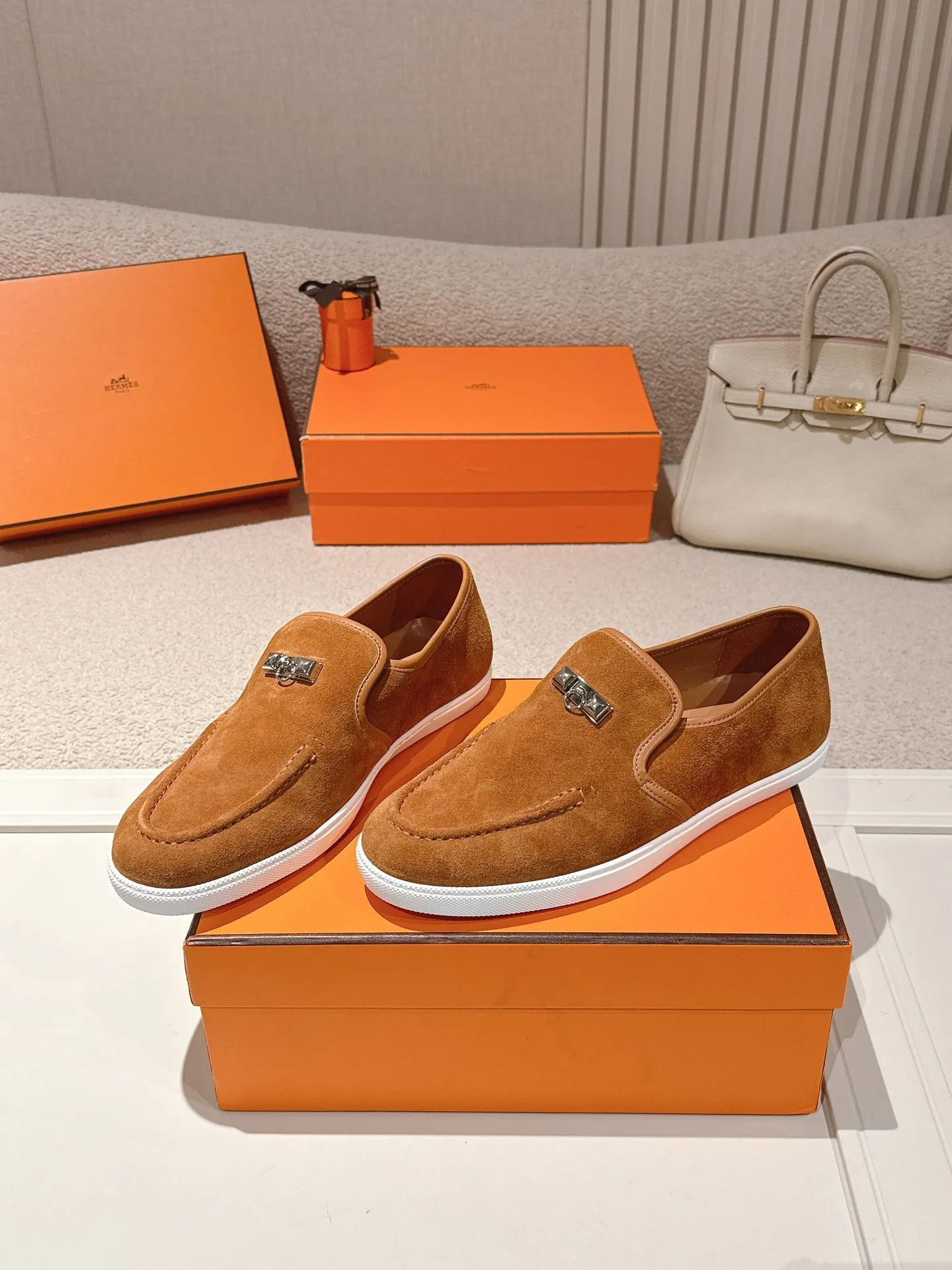 Men's Men's Shoes 600💰 Hermes# Couple Studded Loafers Calfskin and suede goatskin lace-up free sneakers with signature "H" detail. The design is simple and smooth, creating a fashionable urban look. It is comfortable and versatile. H family classics are not outdated, and the delivery counter is exquisitely packaged🛍📦 Fabric: Original customized imported first-layer cowhide/cow down Lining: Imported soft sheepskin Sole: Original open-molded anti-slip TPU material Size: 35-45